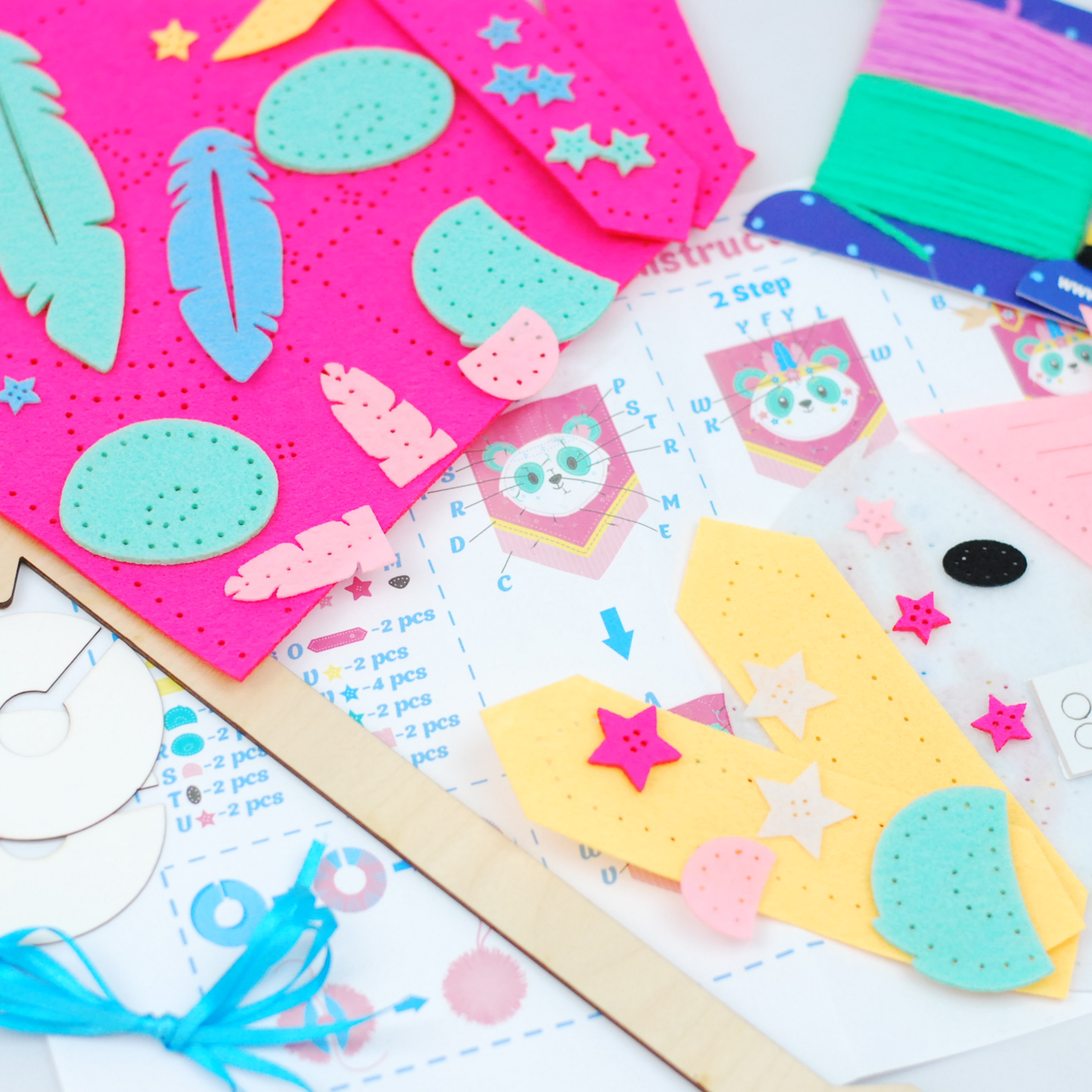 APLI Krapli - APLI Krapli Felt Wall Flag Sewing Kit Panda Precut Felt Thread & Safe Needle Ages 6+